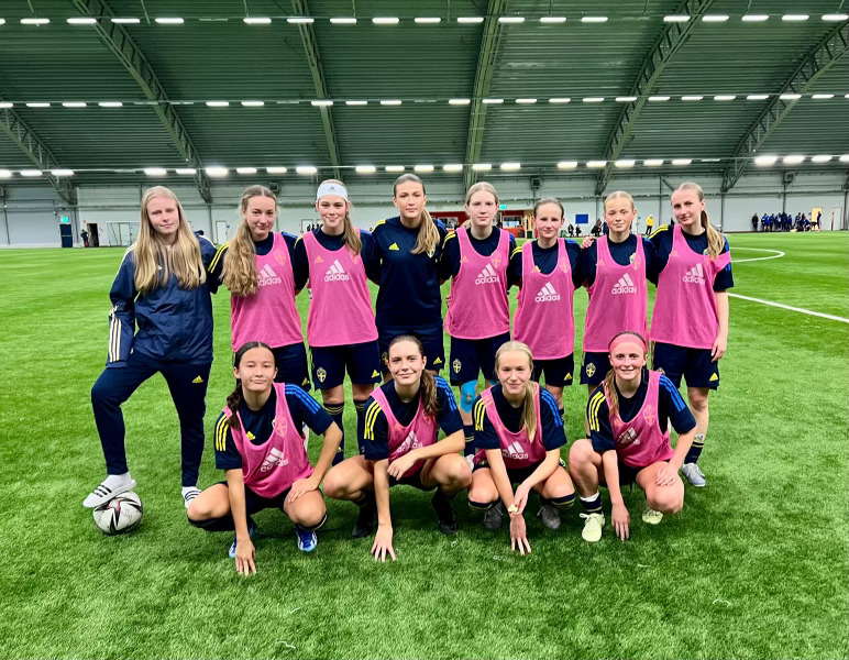 Sophomore+Evie+Avillo+takes+a+team+photo+with+her+individual+team+from+her+Swedish+2008+National+Camp.+Avillo+spent+four+days+in+Sweden+to+pursue+a+dream+shes+been+working+towards+for+her+whole+soccer+career.