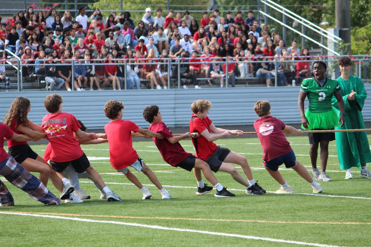 Freshmen participate in the fall pep rally’s tug of war. After winning against sophomores, freshmen went on to compete against juniors. “I couldn’t believe we lost against freshmen,” sophomore Dea Krasniqi said.