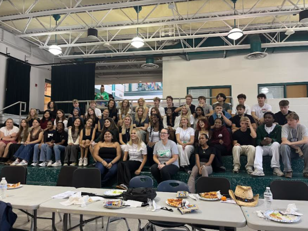 Denmark students and teachers from Fredrica High School come together to pose for a photo alongside WJ administrators and student ambassadors. The photo was held in the commons after everyone enjoyed their pizza-provided lunch.