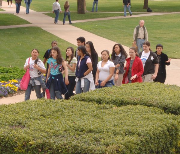 Students visit a college campus. Despite the growing popularity of virtual tours, in-person visits are still the most popular method of touring for prospective students. (Courtesy Ed Uthman)