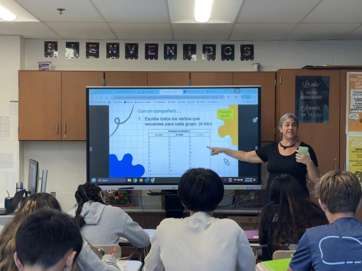 Spanish teacher Mara Ponce assigns the class a new activity to enhance their grammar skills. Ponce assigned group and independent work to help students learn the material.