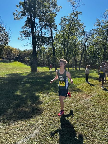 Sophomore Evan Silberglied perseveres through a 3-mile race at the Frank Keyser Invitational on Oct. 4. Despite the girls' team winning the meet, the boys' team slumped to ninth out of 17, where Silberglied clocked a time of 17:37.