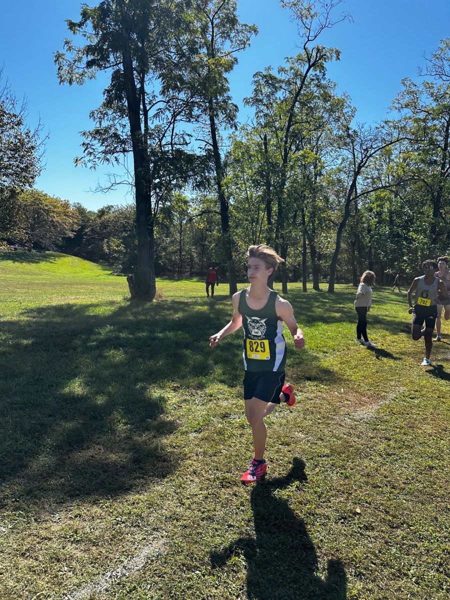 Sophomore Evan Silberglied perseveres through a 3-mile race at the Frank Keyser Invitational on Oct. 4. Despite the girls' team winning the meet, the boys' team slumped to ninth out of 17, while Silberglied ran a time of 17:37.