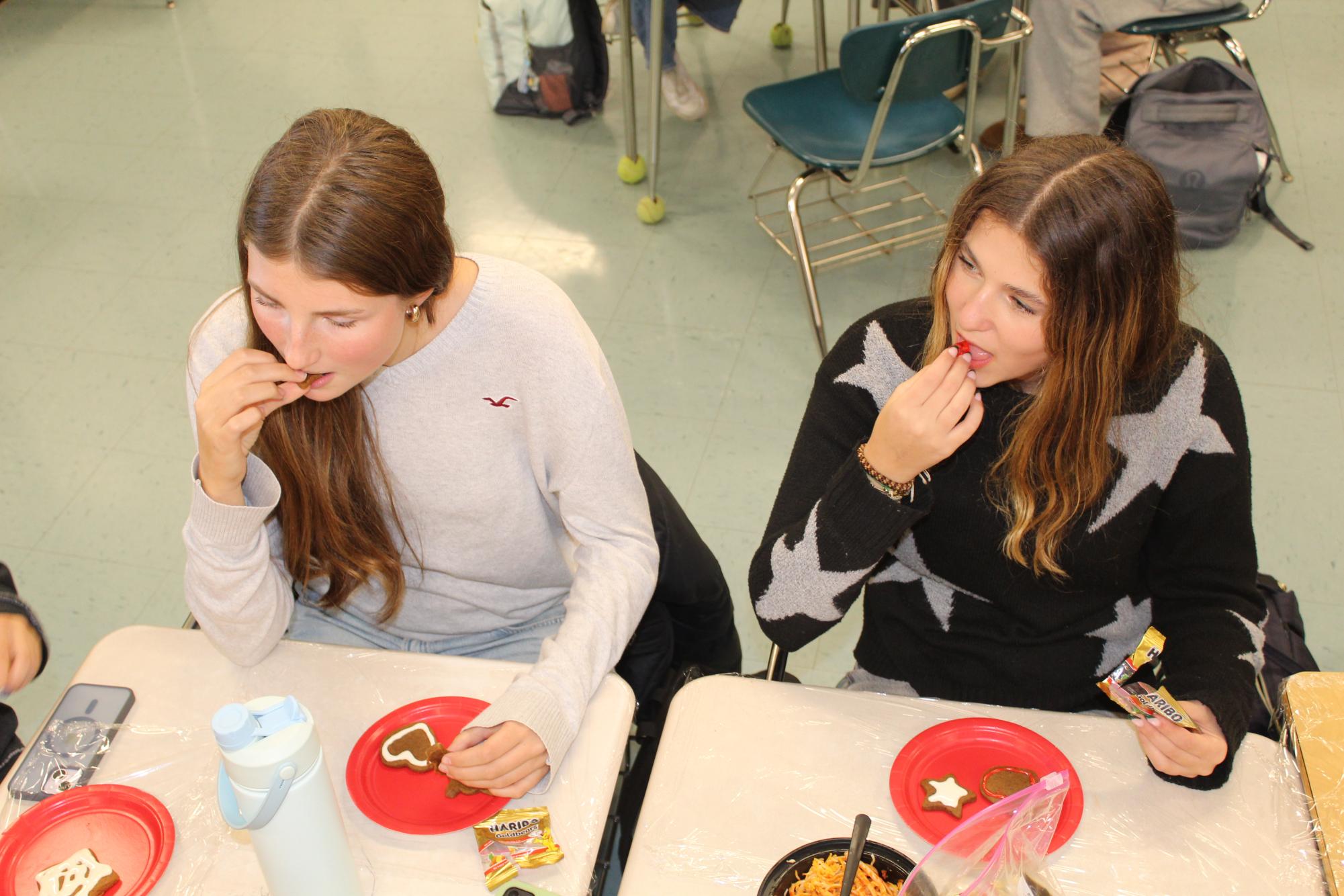 Photo Gallery: German Club Cookie Decorating