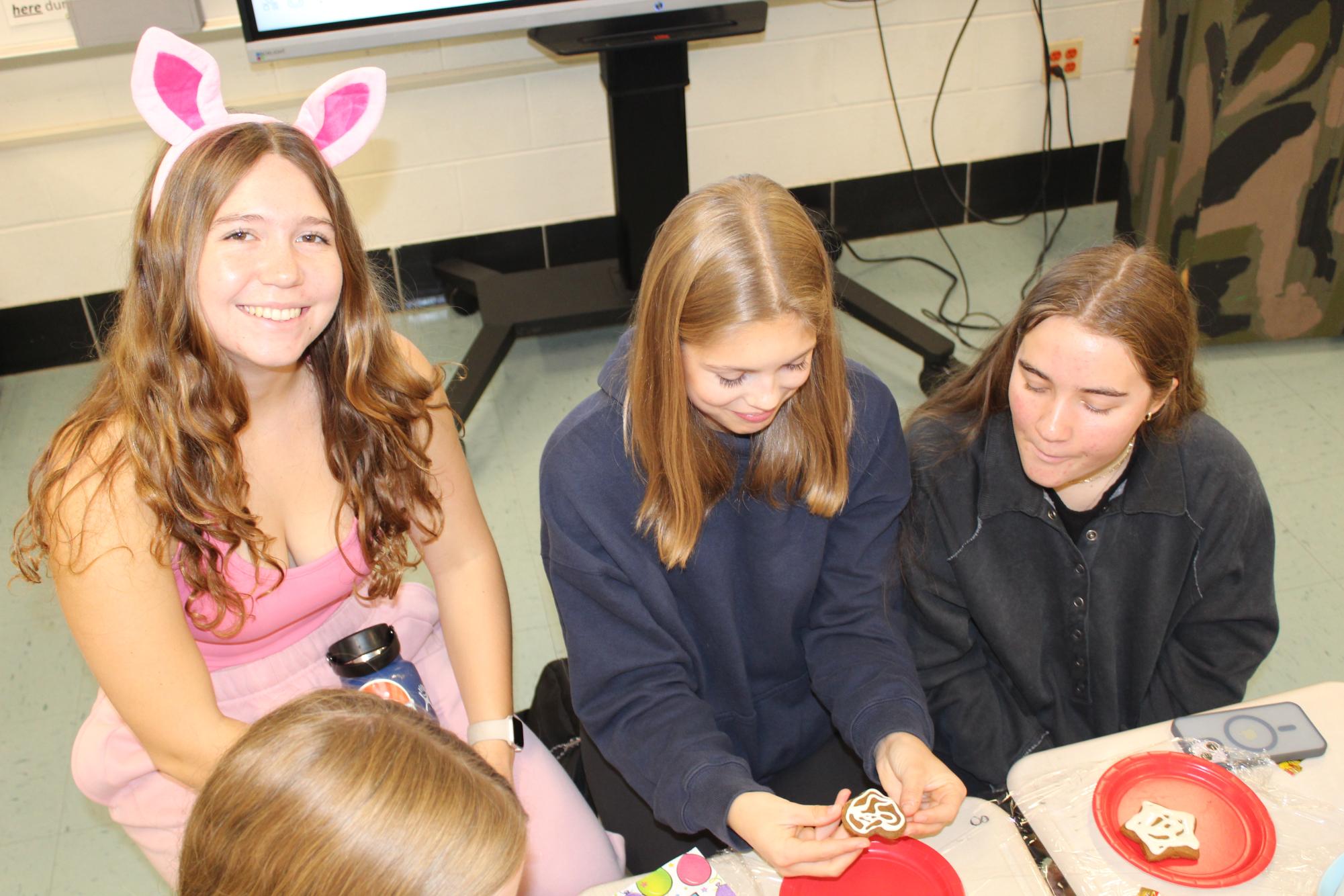 Photo Gallery: German Club Cookie Decorating